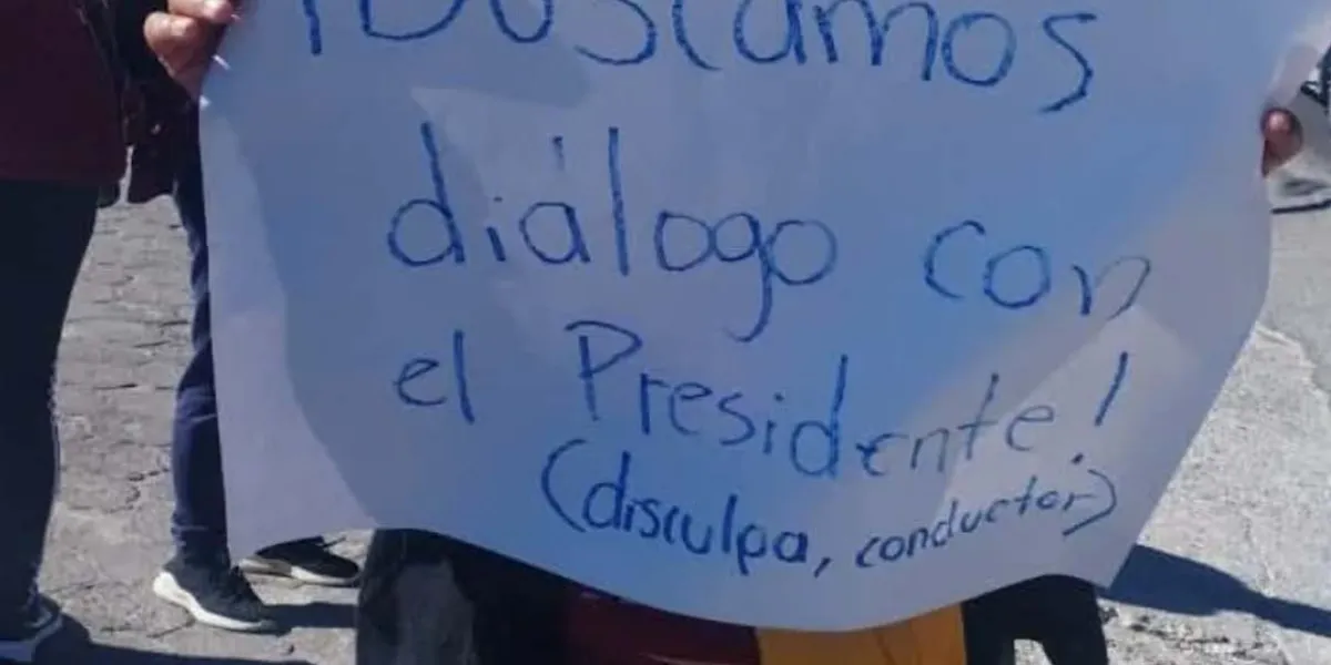 Docentes y alumnos de Tepatlaxco cerraron carretera Amozoc-Acajete por despojo de terrenos escolares