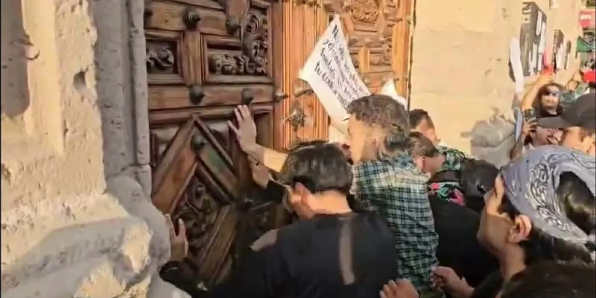El asesinato de Carlos Manzo prende a Michoacán: irrumpen en Palacio de Gobierno
