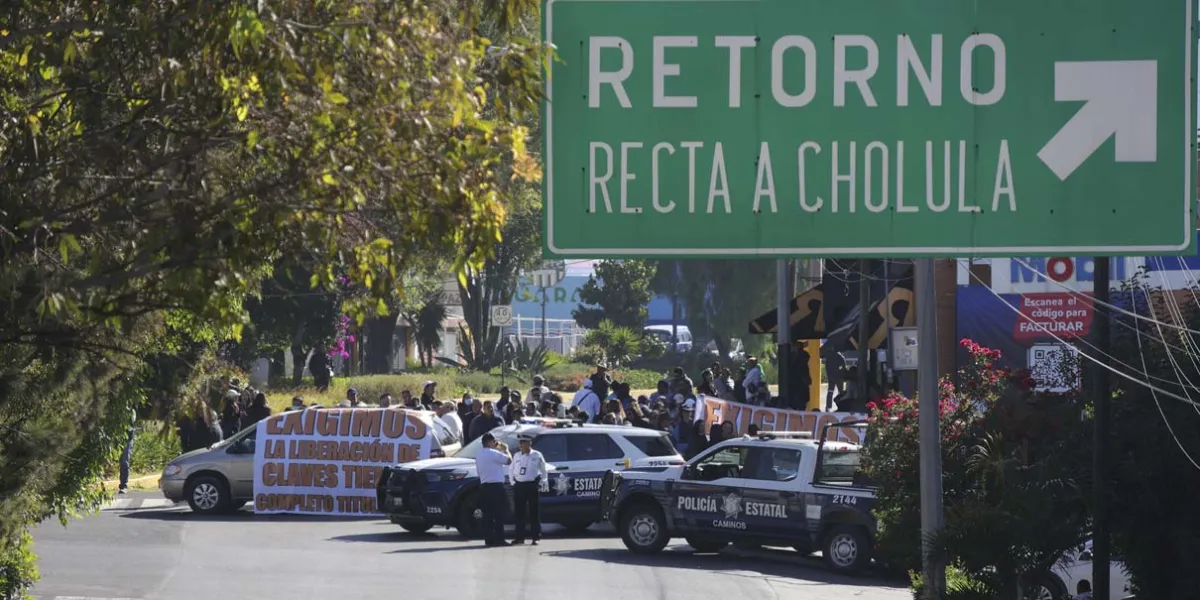 Maestros del SNTE 51 exigen plazas con bloqueos en la SEP y la recta a Cholula