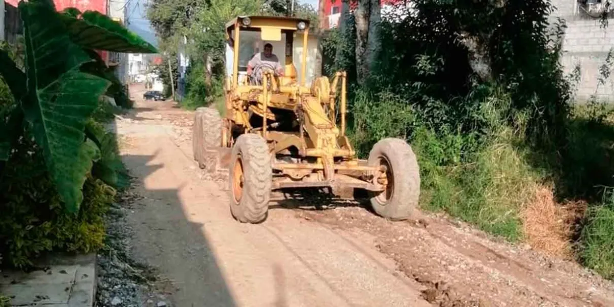  Gobierno de Huauchinango y vecinos mejoran calles de la colonia Zacamila