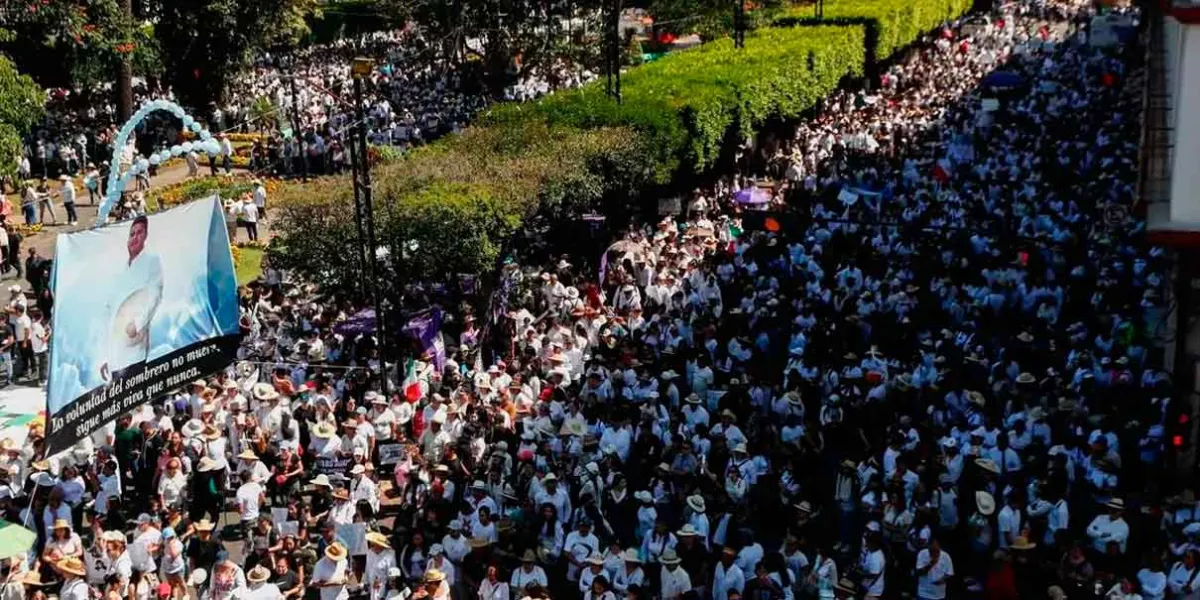 Miles marchan en Uruapan para exigir justicia por el asesinato de Carlos Manzo