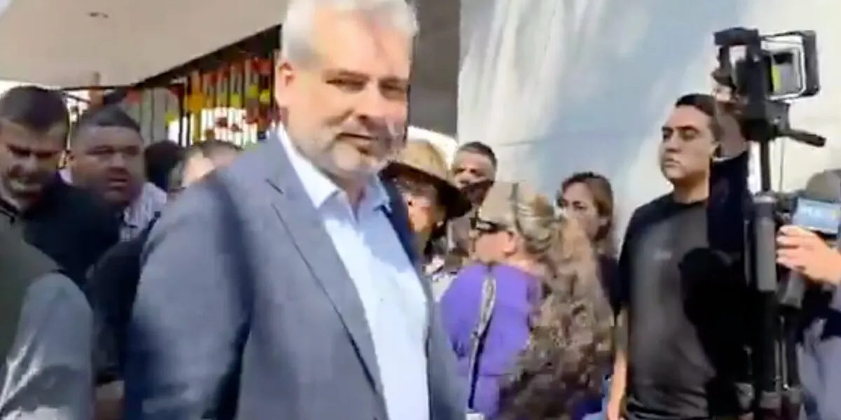 Reclaman al gobierno por asesinato de Carlos Manzo