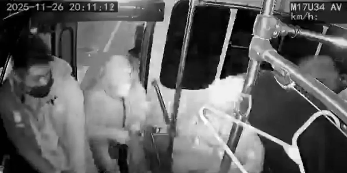 Un minuto de terror: así asaltaron un microbús en el Centro Histórico de Puebla
