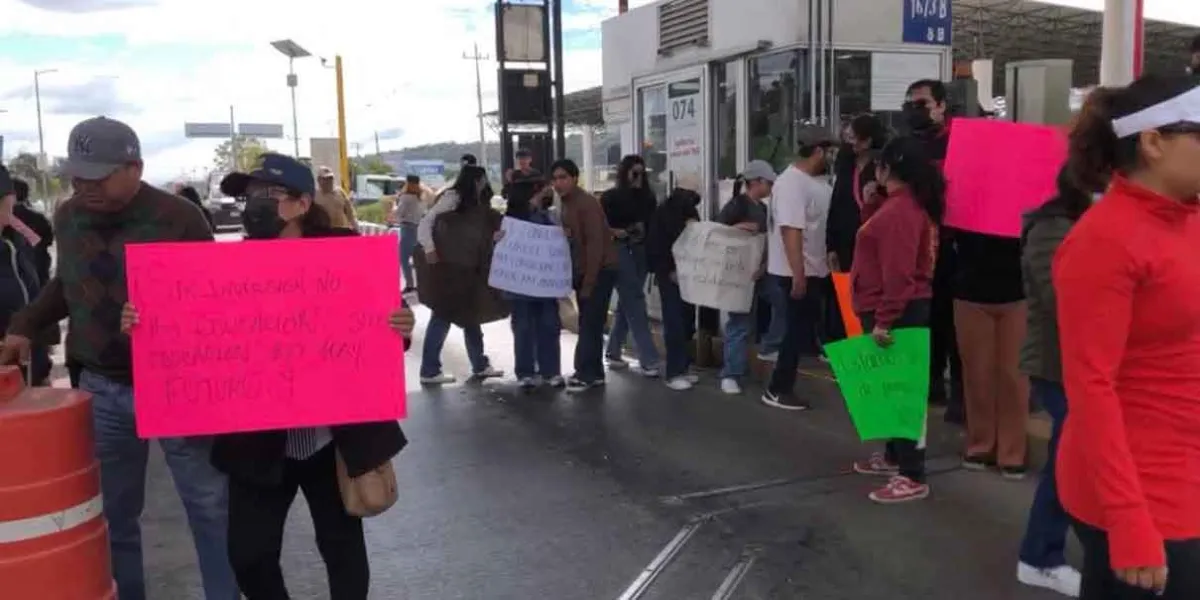 Protestan estudiantes del Tecnológico de Tehuacán y exigen cambio de director