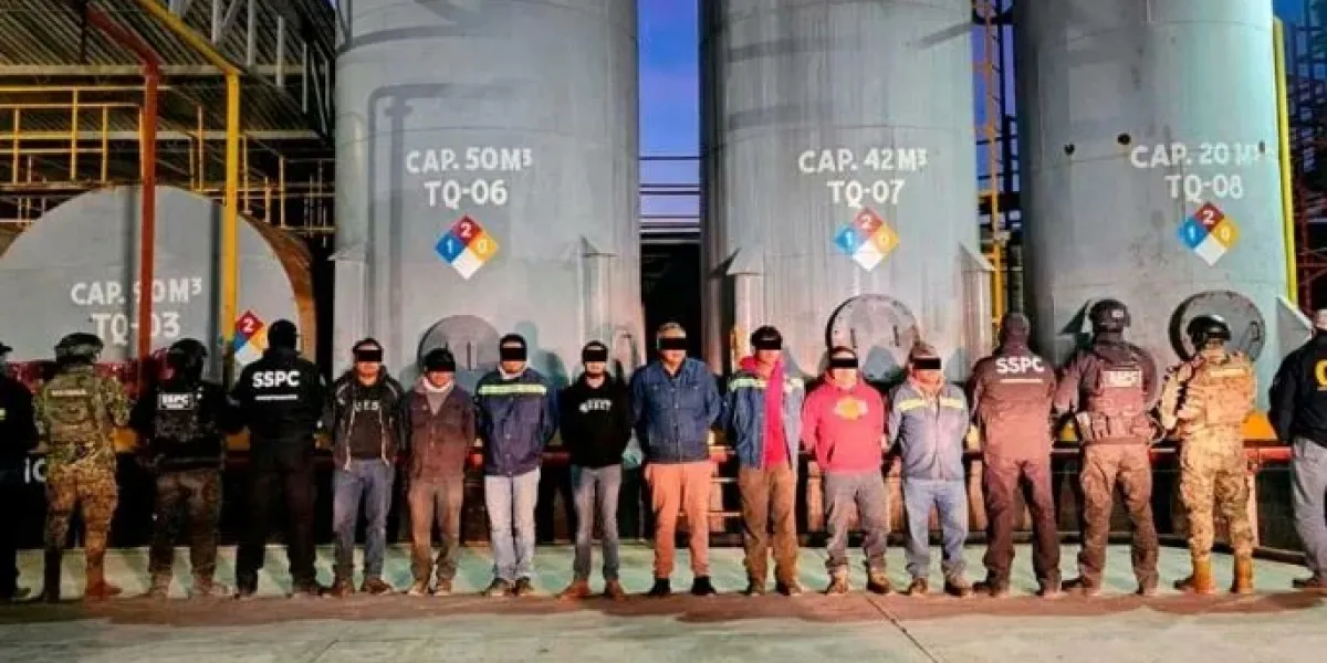 Aseguran empresa que refinaba combustible robado de toma clandestina en Perote