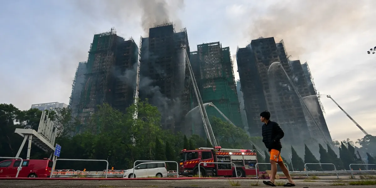 Aumentan los muertos por incendio de rascacielos en Hong Kong 