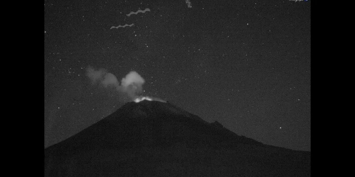 Un fenómeno inusual fue captado la noche de este sábado, cuando un video documentó el paso de más de una docena de luces que se desplazaron sobre el cráter del volcán Popocatépetl