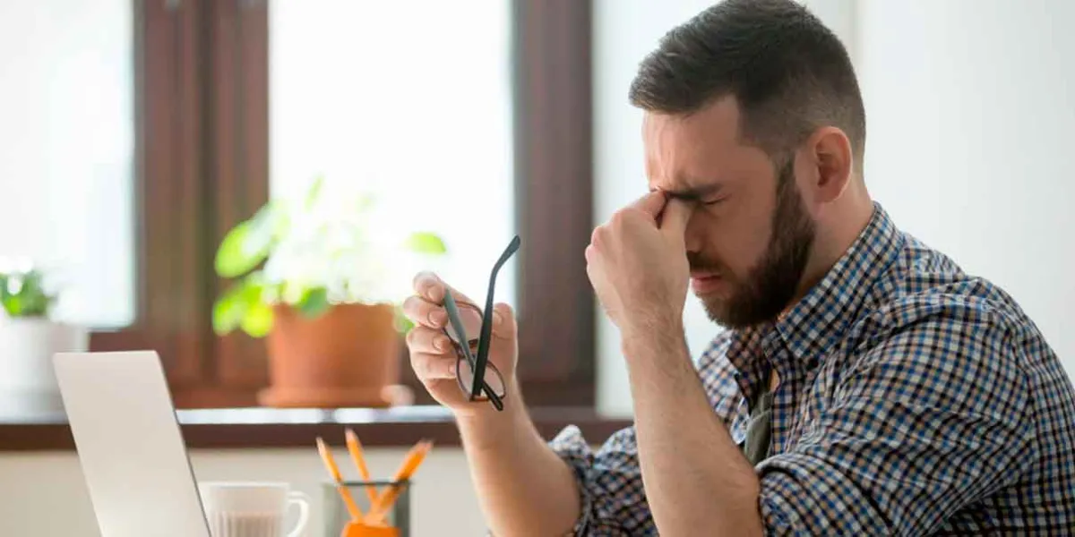 Cambios inesperados en la rutina podrían detonar migrañas, según expertos