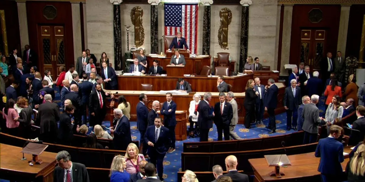 Negociaciones en el Senado buscan reanudar el financiamiento federal hasta enero y revertir despidos de Trump