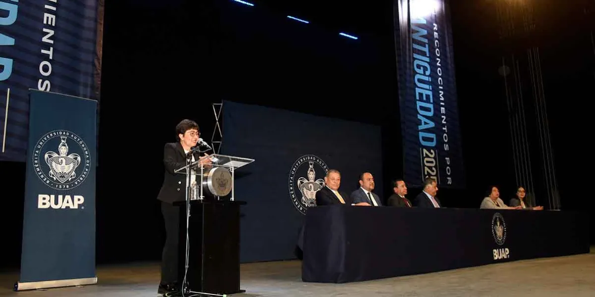 BUAP celebra décadas de servicio de su personal: más de 600 trabajadores reciben reconocimientos por antigüedad
