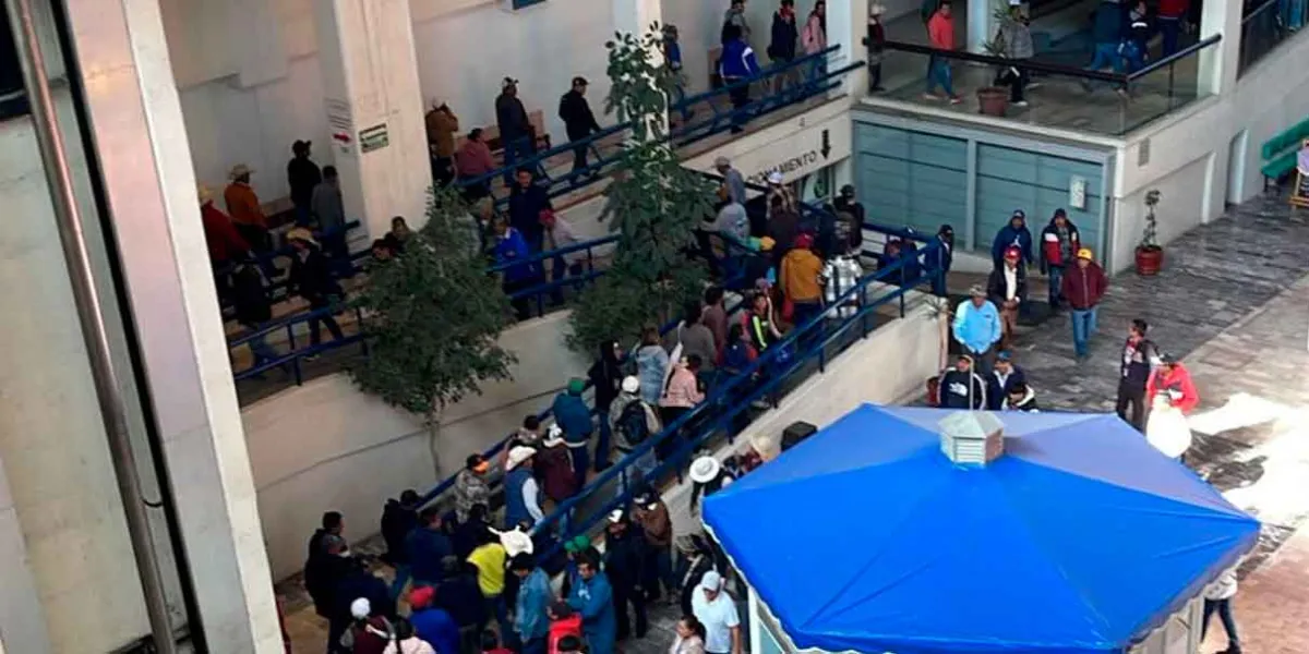 Campesinos protestan contra la Ley Nacional de Agua y bloquean vialidades en Plaza América, Puebla