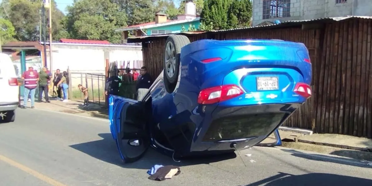 Choque en carretera estatal 122 Huauchinango: vehículo vuelca por exceso de velocidad