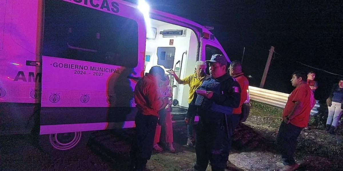 Falla mecánica provoca volcadura en carretera Pachuca–Tuxpan; una mujer fue hospitalizada