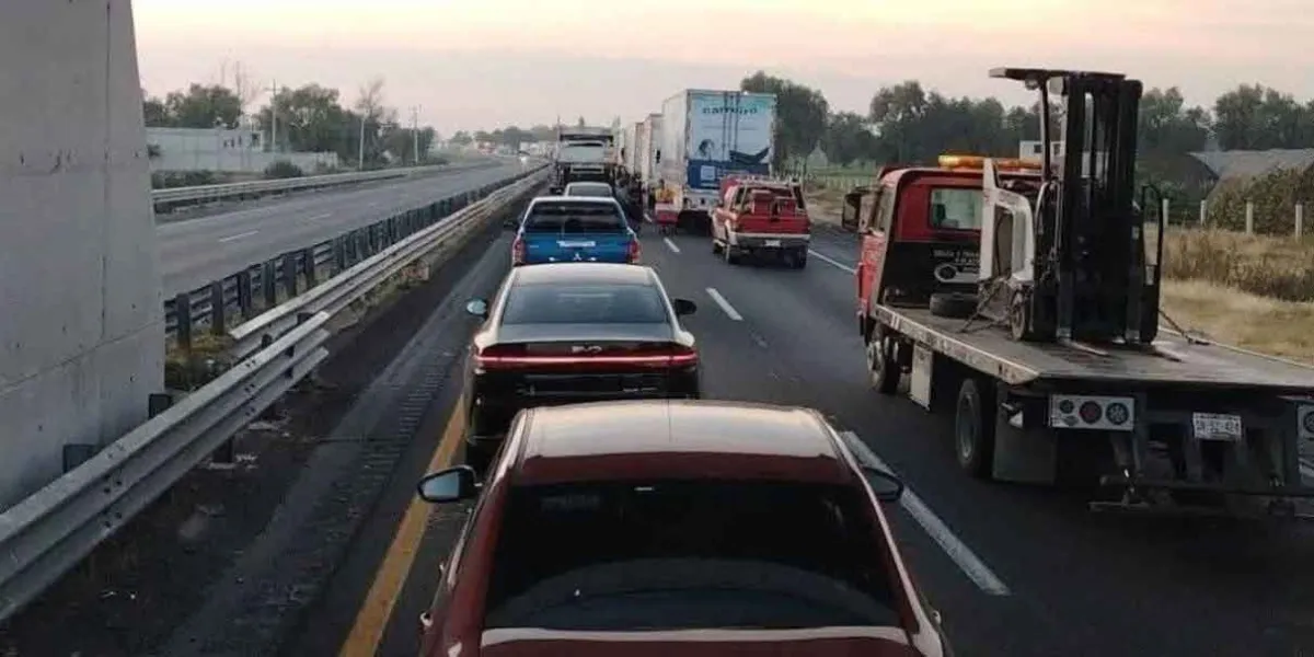 Siguen las afectaciones por bloqueo en Tecamachalco; transportistas llevan horas varados