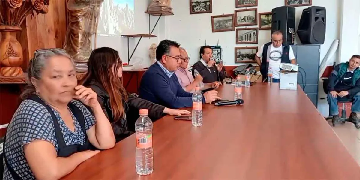 Protesta en el Mercado Domingo Arenas escala por falta de gas LP y deficiencias en recolección de basura