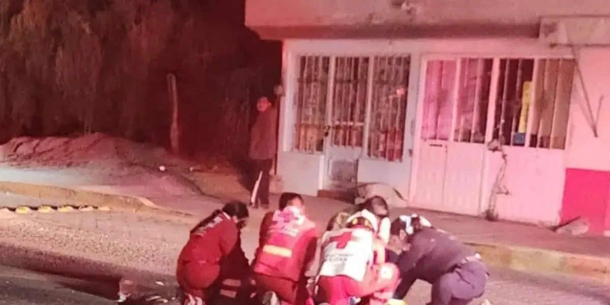 Mujer pierde la vida y hombre queda herido en derrape de motocicleta en Tecamachalco