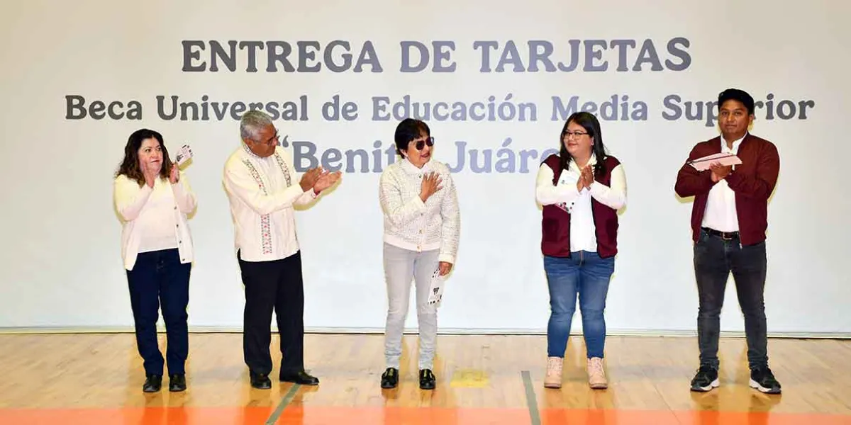 BUAP reconoce apoyo federal y estatal al entregar Becas Benito Juárez a estudiantes de nivel medio superior